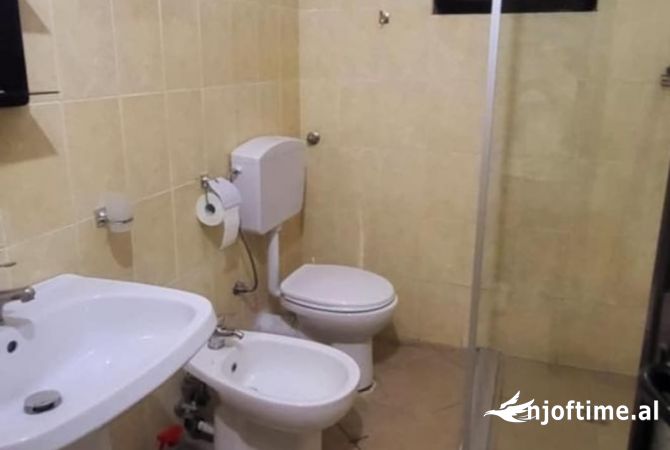 Shtepi me qera Apartament ne Tirane, 2+1, Mobilimi E mobiluar, Pagesa 700  Euro.