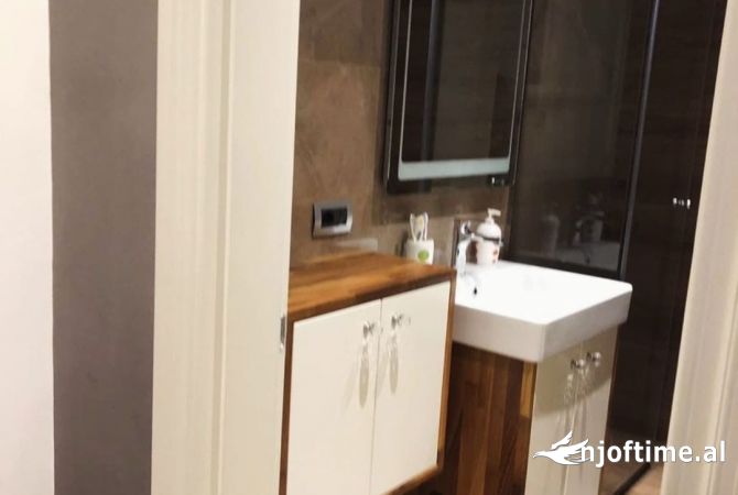 Shtepi ne shitje Apartament ne Tirane, 2+1, Mobilimi E mobiluar, Pagesa 259,000  Euro.