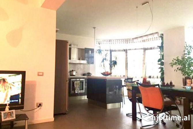 Shtepi me qera Apartament ne Tirane, 3+1, Mobilimi E mobiluar, Pagesa 800  Euro.