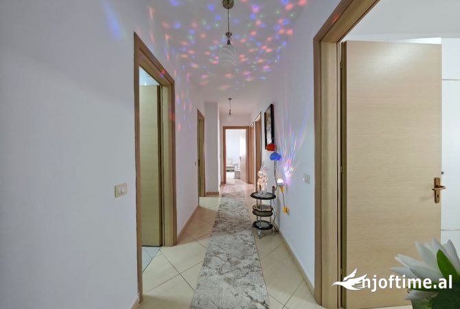 Shtepi ne shitje Apartament ne Tirane, 2+1, Mobilimi E mobiluar, Pagesa 180,000  Euro.
