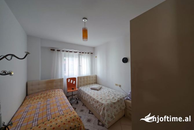 Shtepi ne shitje Apartament ne Tirane, 2+1, Mobilimi E mobiluar, Pagesa 180,000  Euro.