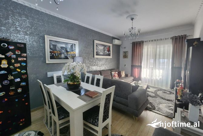 Shtepi ne shitje Apartament ne Tirane, 2+1, Mobilimi E mobiluar, Pagesa 140,000  Euro.