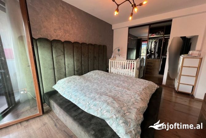 Shtepi ne shitje Apartament ne Tirane, 2+1, Mobilimi E mobiluar, Pagesa 240,000  Euro.