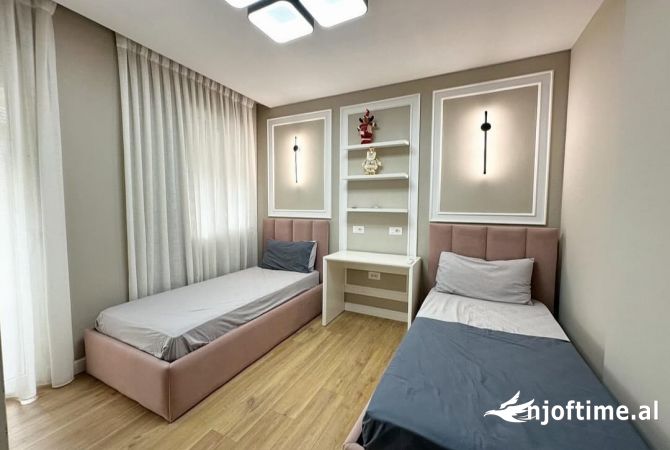 Shtepi ne shitje Apartament ne Tirane, 2+1, Mobilimi E mobiluar, Pagesa 220,000  Euro.