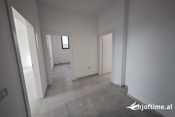 Shtepi ne shitje Apartament ne Tirane, 2+1, Mobilimi Bosh, pa mobiluar, Pagesa 135,000  Euro.