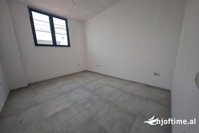 Shtepi ne shitje Apartament ne Tirane, 2+1, Mobilimi Bosh, pa mobiluar, Pagesa 135,000  Euro.