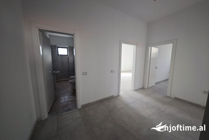 Shtepi ne shitje Apartament ne Tirane, 2+1, Mobilimi Bosh, pa mobiluar, Pagesa 135,000  Euro.