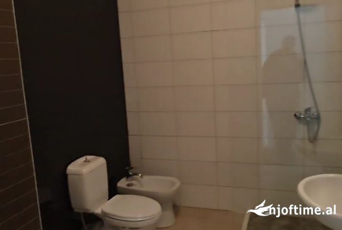 Shtepi ne shitje Apartament ne Tirane, 3+1, Mobilimi E mobiluar, Pagesa 350,000  Euro.