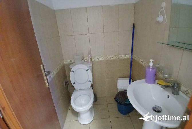 Jepet me qera   Ambjent 100m2 te Beyli