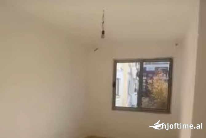 Shtepi ne shitje Apartament ne Tirane, 2+1, Mobilimi Bosh, pa mobiluar, Pagesa 85,000  Euro.