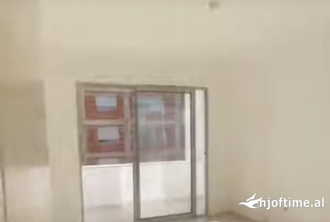 Shtepi ne shitje Apartament ne Tirane, 2+1, Mobilimi Bosh, pa mobiluar, Pagesa 85,000  Euro.