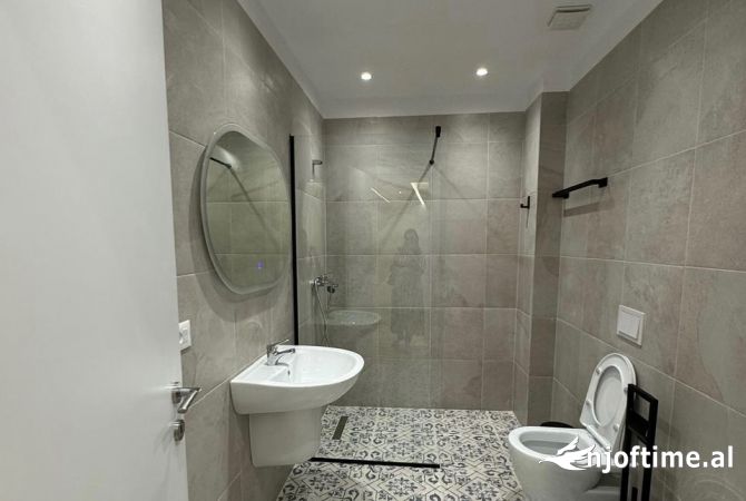 Shtepi me qera Apartament ne Tirane, 1+1, Mobilimi Bosh, pa mobiluar, Pagesa 700  Euro.