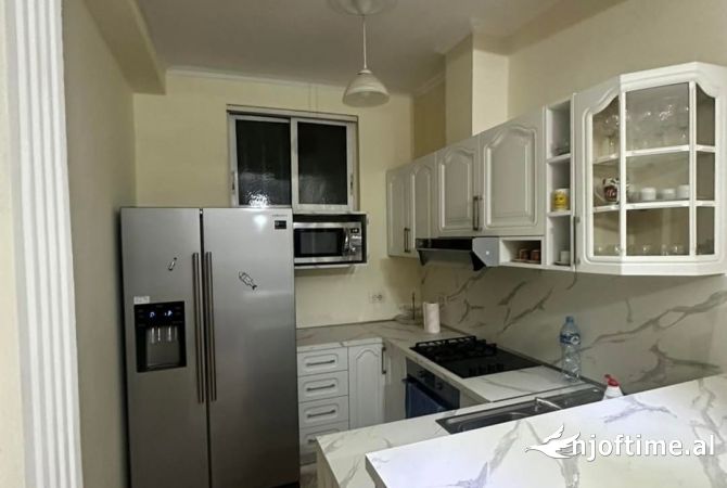 Shtepi me qera Apartament ne Tirane, 3+1, Mobilimi E mobiluar, Pagesa 800  Euro.