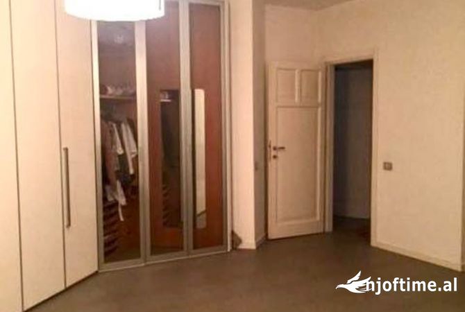 Shtepi me qera Apartament ne Tirane, 3+1, Mobilimi E mobiluar, Pagesa 800  Euro.