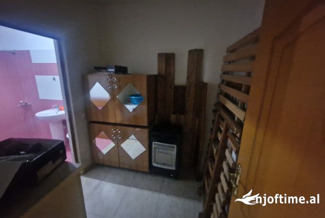 Shtepi ne shitje Apartament ne Tirane, 2+1, Mobilimi E mobiluar, Pagesa 104,000  Euro.
