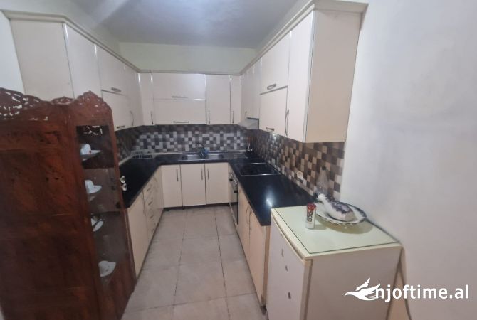 Shtepi ne shitje Apartament ne Tirane, 2+1, Mobilimi E mobiluar, Pagesa 104,000  Euro.