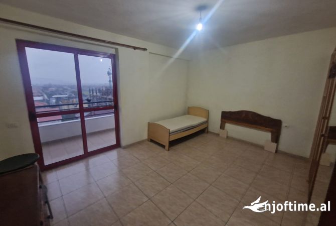 Shtepi ne shitje Apartament ne Tirane, 2+1, Mobilimi E mobiluar, Pagesa 104,000  Euro.