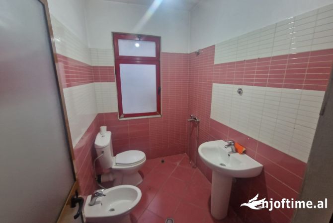 Shtepi ne shitje Apartament ne Tirane, 2+1, Mobilimi E mobiluar, Pagesa 104,000  Euro.