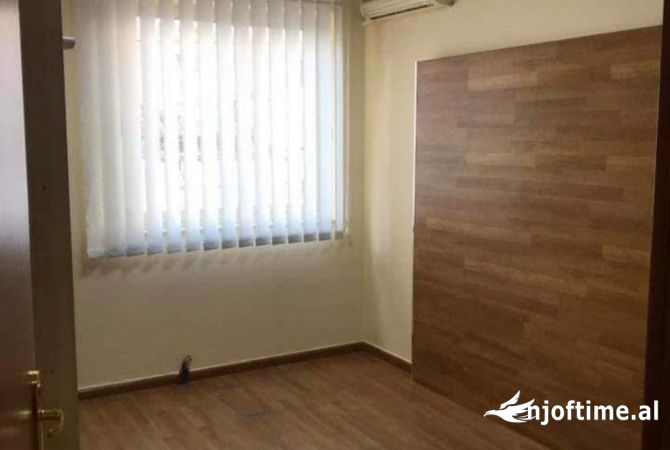 Jepet me qera ambient per zyra 2+1 Selvia