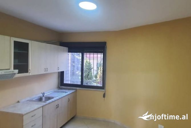Ambient biznesi me qera 3+1 ne Tirane - 1,500 Euro