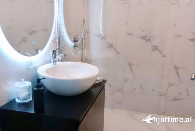 Shtepi ne shitje Apartament ne Tirane, 2+1, Mobilimi E mobiluar, Pagesa 160,000  Euro.