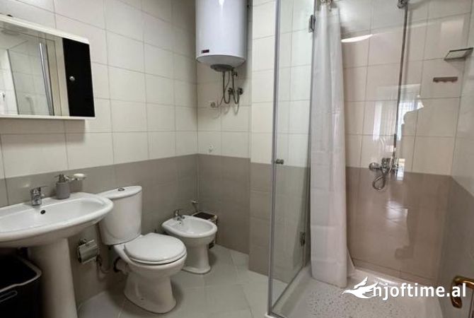 Shtepi me qera Apartament ne Tirane, 2+1, Mobilimi E mobiluar, Pagesa 700  Euro.