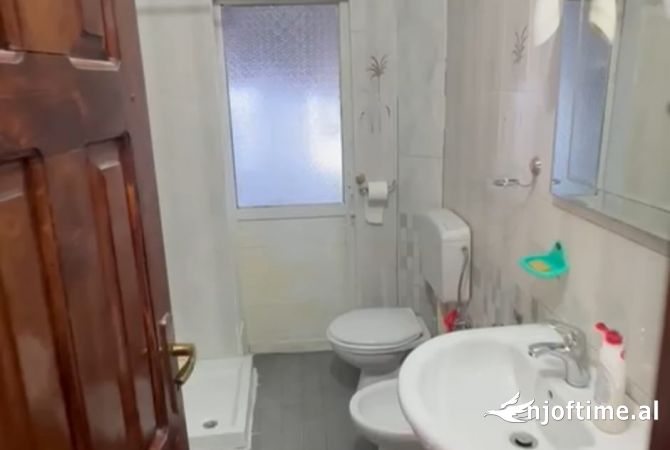 Shtepi me qera Apartament ne Tirane, 2+1, Mobilimi E mobiluar, Pagesa 50,000  Leke.