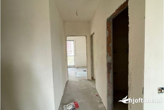 Shtepi ne shitje Apartament ne Tirane, 2+1, Mobilimi Bosh, pa mobiluar, Pagesa 180,510  Euro.