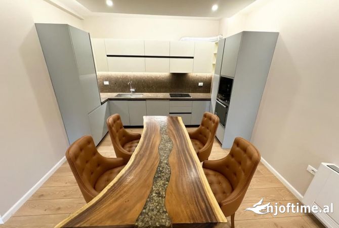 Shtepi me qera 4+1 ne Tirane - 1,500 Euro