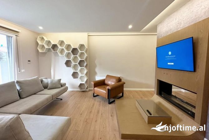 Shtepi me qera 4+1 ne Tirane - 1,500 Euro