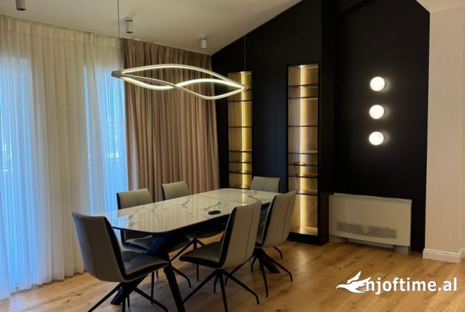 Shtepi ne shitje Penthose(kati i fundit panoramik) ne Tirane, 3+1, Mobilimi E mobiluar, Pagesa 700,000  Euro.