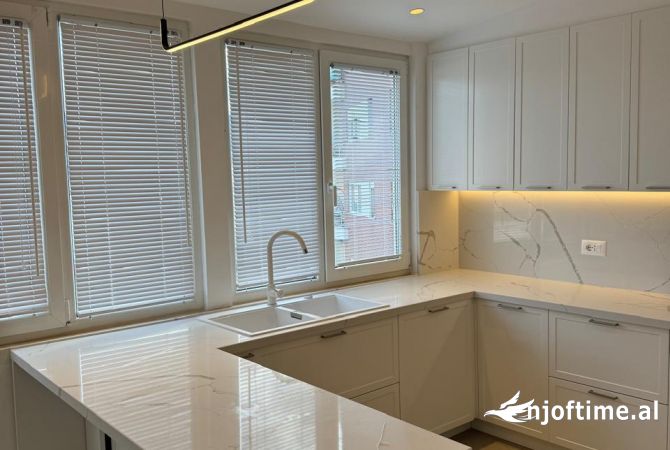 Shtepi ne shitje Penthose(kati i fundit panoramik) ne Tirane, 3+1, Mobilimi E mobiluar, Pagesa 700,000  Euro.