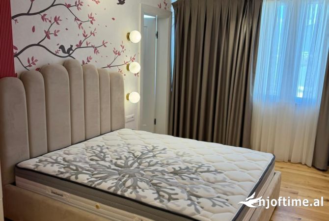 Shtepi ne shitje Penthose(kati i fundit panoramik) ne Tirane, 3+1, Mobilimi E mobiluar, Pagesa 700,000  Euro.