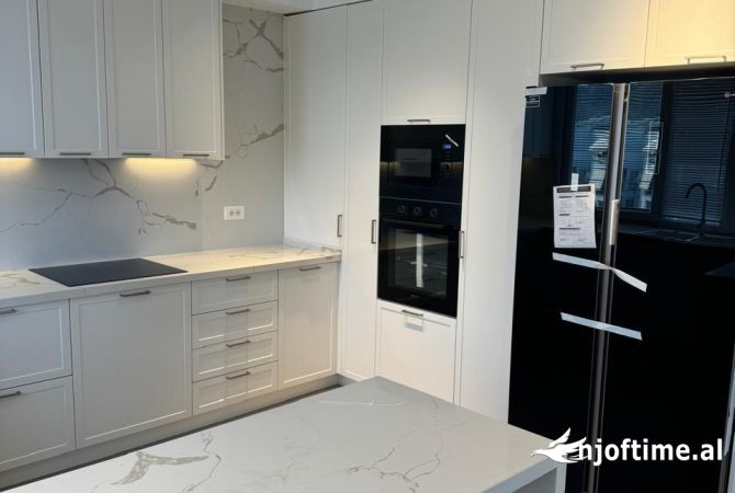 Shtepi ne shitje Penthose(kati i fundit panoramik) ne Tirane, 3+1, Mobilimi E mobiluar, Pagesa 700,000  Euro.