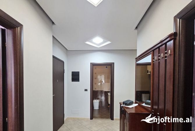 Shtepi ne shitje Apartament ne Tirane, 3+1, Mobilimi E mobiluar, Pagesa 320,000  Euro.