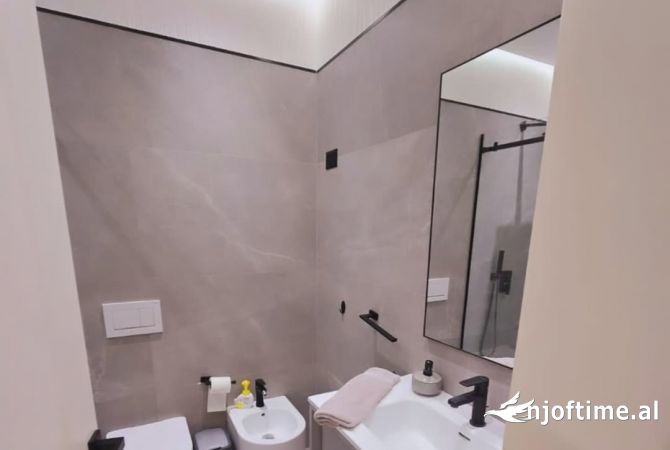 Shtepi ne shitje Apartament ne Tirane, 2+1, Mobilimi E mobiluar, Pagesa 219,000  Euro.