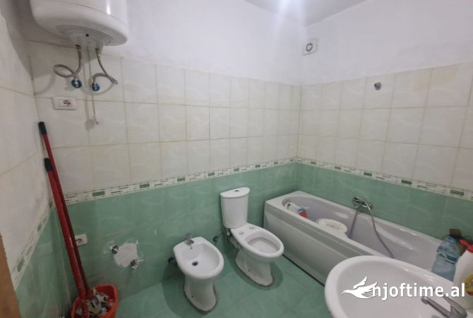 Shtepi ne shitje Apartament ne Tirane, 3+1, Mobilimi Bosh, pa mobiluar, Pagesa 193,000  Euro.