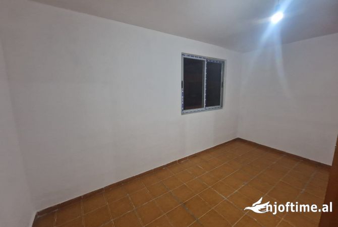 Shtepi ne shitje Apartament ne Tirane, 3+1, Mobilimi Bosh, pa mobiluar, Pagesa 193,000  Euro.