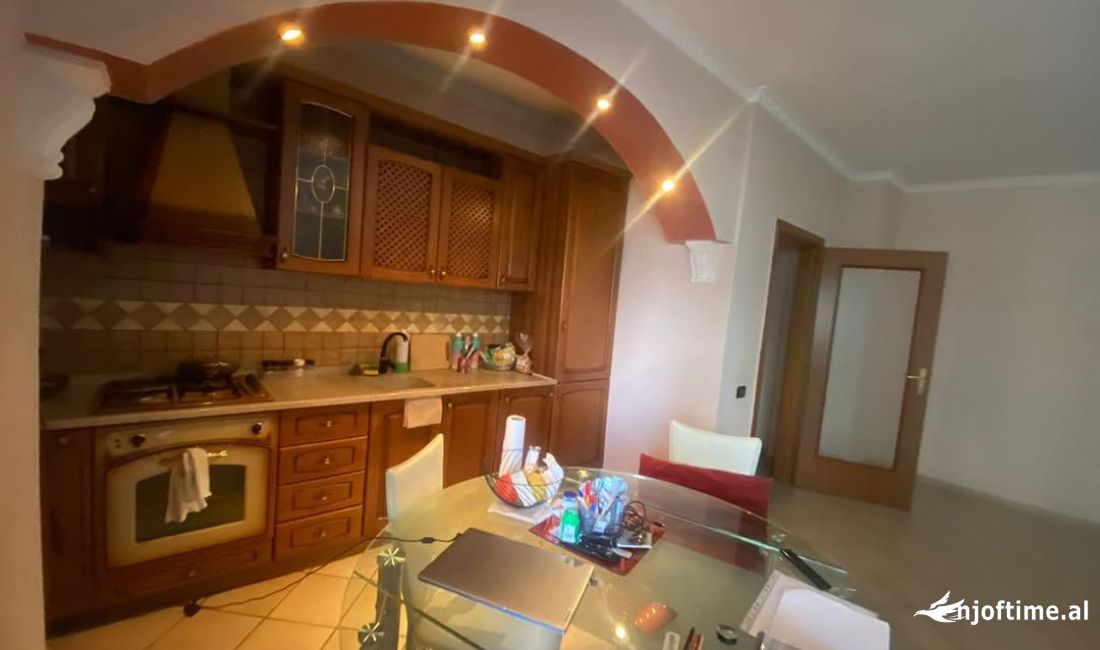 Shtepi ne shitje Apartament ne Tirane, 2+1, Mobilimi Pjeserisht e mobiluar, Pagesa 250,000  Euro.