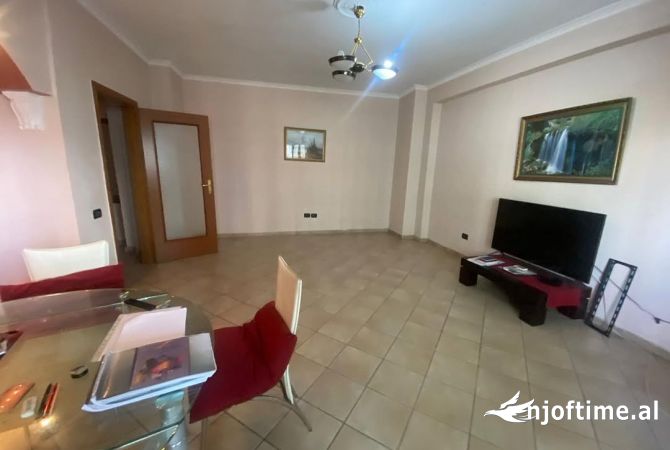 Shtepi ne shitje Apartament ne Tirane, 2+1, Mobilimi Pjeserisht e mobiluar, Pagesa 250,000  Euro.