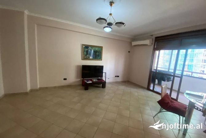 Shtepi ne shitje Apartament ne Tirane, 2+1, Mobilimi Pjeserisht e mobiluar, Pagesa 250,000  Euro.