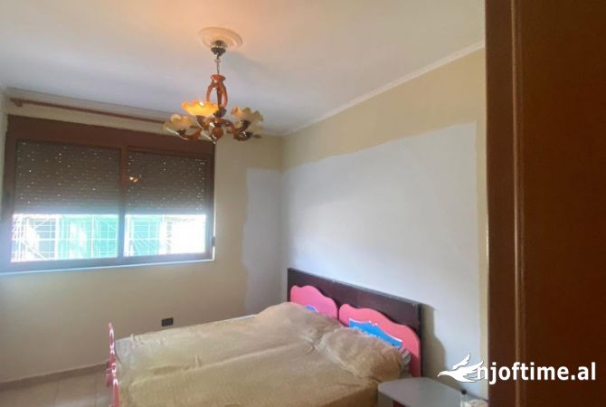 Shtepi ne shitje Apartament ne Tirane, 2+1, Mobilimi Pjeserisht e mobiluar, Pagesa 250,000  Euro.