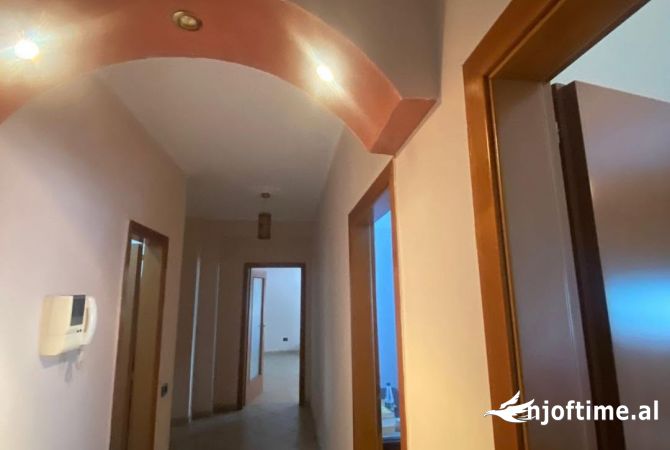 Shtepi ne shitje Apartament ne Tirane, 2+1, Mobilimi Pjeserisht e mobiluar, Pagesa 250,000  Euro.