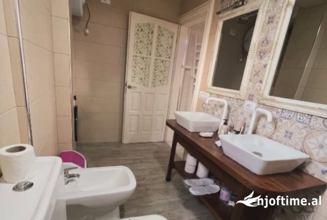 Shtepi ne shitje Apartament ne Tirane, 2+1, Mobilimi E mobiluar, Pagesa 179,000  Euro.