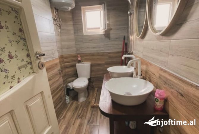 Shtepi ne shitje Apartament ne Tirane, 2+1, Mobilimi E mobiluar, Pagesa 179,000  Euro.