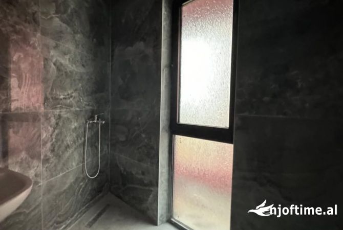 Shtepi ne shitje Apartament ne Tirane, 2+1, Mobilimi Bosh, pa mobiluar, Pagesa 203,200  Euro.