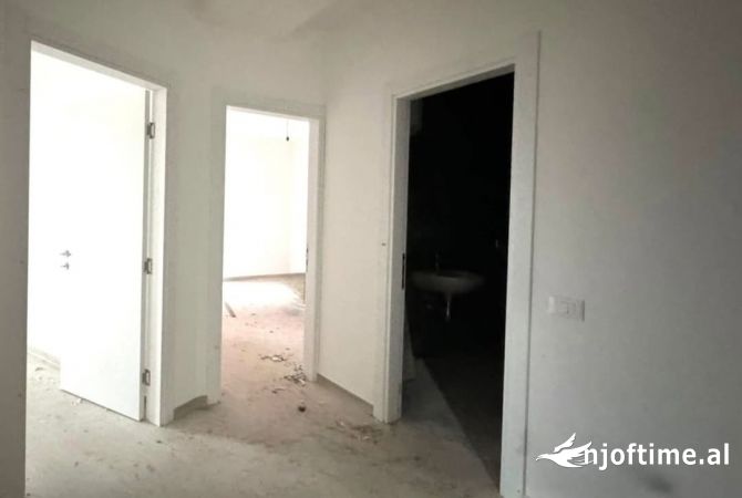 Shtepi ne shitje Apartament ne Tirane, 2+1, Mobilimi Bosh, pa mobiluar, Pagesa 203,200  Euro.