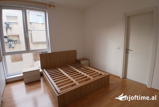 Shtepi me qera Apartament ne Tirane, 2+1, Mobilimi Pjeserisht e mobiluar, Pagesa 700  Euro.