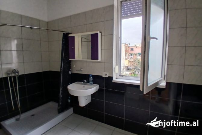 Shtepi me qera Apartament ne Tirane, 2+1, Mobilimi Pjeserisht e mobiluar, Pagesa 700  Euro.