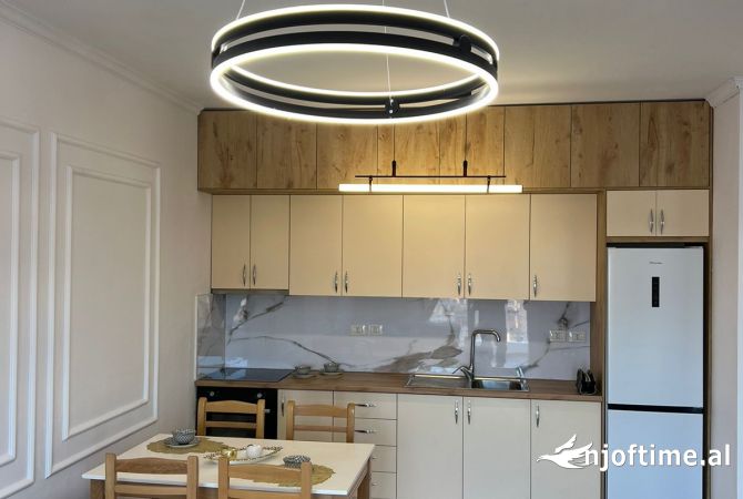 Shtepi ne shitje Apartament ne Tirane, 2+1, Mobilimi E mobiluar, Pagesa 143,000  Euro.